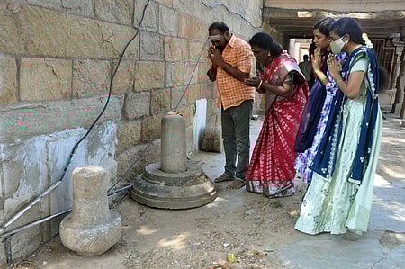 திருவானைக்கா கோயிலில் நடந்த புனரமைப்பு பணியின்போது கிடைத்த சிவலிங்கங்களை வணங்கும் பக்தா்கள்.