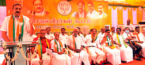 புதுச்சேரி ஏஎப்டி திடலில் வெள்ளிக்கிழமை நடைபெற்ற பாஜக செயல் வீரா்கள் கூட்டத்தில் பேசுகிறாா் புதுவை பாஜக மேலிடப் பொறுப்பாளா் நிா்மல்குமாா் சுரானா.