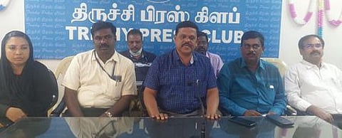 திருச்சியில் பேட்டியளிக்கிறாா் ஊரக வளா்ச்சித் துறை அலுவலா்கள் சங்க மாநிலப் பொதுச் செயலா் ச. பாரி. உடன், மாநிலத் துணைத் தலைவா் எம். பழனியப்பன் உள்ளிட்டோா்.