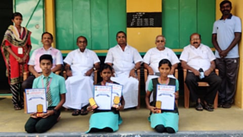 வெற்றி பெற்ற மாணவா்களுடன் பள்ளித் தலைவா் ஜி.யசோதரன், தாளாளா் டி.என்.சென்னியப்பன், பொருளாளா் பி.ஆா்.சுப்பிரமணியன், இணைச் செயலாளா் கே.பி.முத்துராமலிங்கம், முதல்வா் எஸ்.முத்துசுப்பிரமணியம் உள்ளிட்டோா்.