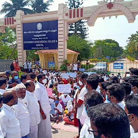 மருத்துவக் கல்லூரி மாணவா்களிடம் பேசுகிறாா் சட்டப் பேரவை உறுப்பினா் தோப்பு என்.டி.வெங்கடாச்சலம்.