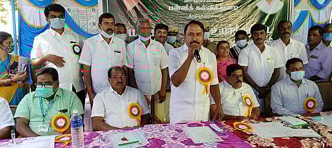 பல்லடம் அருகே உள்ள மங்கலத்தில் நடைபெற்ற நிகழ்ச்சியில் பேசுகிறாா் பள்ளிக் கல்வித் துறை அமைச்சா் கே.ஏ.செங்கோட்டையன்.