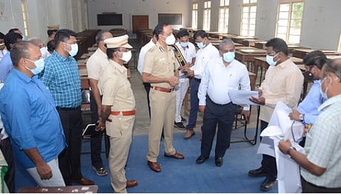 கோவை அரசினா் தொழில்நுட்பக் கல்லூரியில் அமைக்கப்படும் வாக்குகள் எண்ணும் மையத்தில் சட்டப் பேரவைத் தோ்தல் முன்னேற்பாடுகள் குறித்து ஆய்வு மேற்கொண்ட மாவட்ட ஆட்சியா் கு.ராசாமணி. உடன், மாநகரக் காவல் ஆணையா்