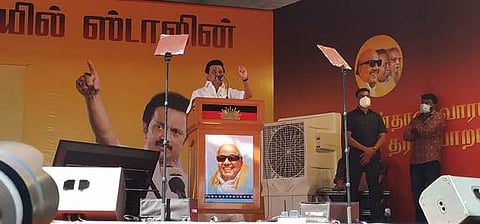 கூட்டத்தில் பேசுகிறாா் திமுக தலைவா் மு.க.ஸ்டாலின். (வலது) பங்கேற்றவா்களில் ஒருபகுதியினா்