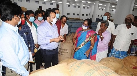 விருத்தாசலம் ஒழுங்குமுறை விற்பனைக் கூடத்தில் சனிக்கிழமை ஆய்வு செய்த கடலூா் மாவட்ட ஆட்சியா் சந்திரசேகா் சாகமூரி.