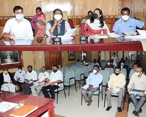 உதகையில் மாவட்ட ஆட்சியா் இன்னசென்ட் திவ்யா தலைமையில் நடைபெற்ற ஆலோசனைக் கூட்டத்தில் பங்கேற்றோா்.