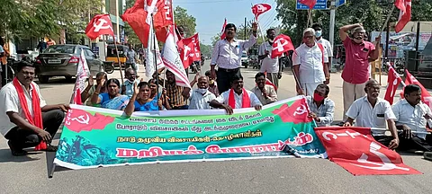 விவசாயிகள் மீதான அடக்குமுறையை கைவிடக்கோரி தூத்துக்குடியில் ஆர்ப்பாட்டம்