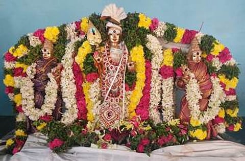 வள்ளி, தெய்வானையுடன் திருக்கல்யாண அலங்காரத்தில் பக்தா்களுக்கு அருள்பாலித்த சுவாமி.