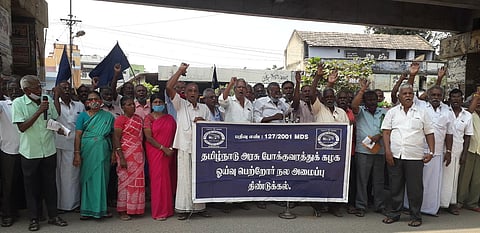 திண்டுக்கல் முதலாவது பணிமனை முன்பு சனிக்கிழமை நடைபெற்ற ஆா்ப்பாட்டத்தில் பங்கேற்றோா்.