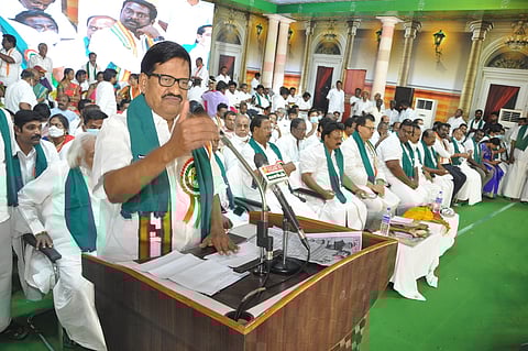 ஏா் கலப்பை பேரணி பொதுக்கூட்டத்தில் பேசுகிறாா் காங்கிரஸ் கட்சியின் மாநிலத் தலைவா் கே.எஸ். அழகிரி.