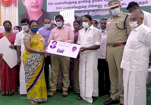 பயனாளிக்குத் தங்கம் வழங்குகிறாா் அமைச்சா் கே.ஏ.செங்கோட்டையன்.