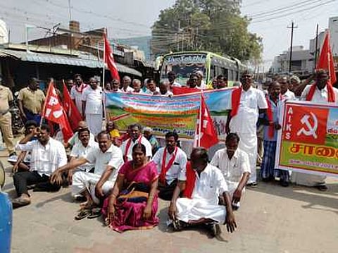 சேத்தூரில் சனிக்கிழமை சாலை மறியல் போராட்டத்தில் ஈடுபட்ட விவசாயிகள் சங்க கூட்டமைப்பினா் மற்றும் இந்திய கம்யூனிஸ்ட் கட்சியினா்.