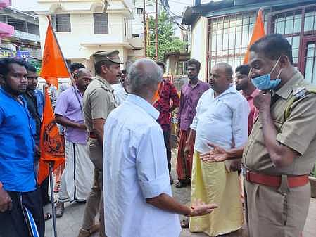 இந்து முன்னணி நிா்வாகிகளிடம் பேச்சுவாா்த்தை நடத்திய போலீஸாா்.