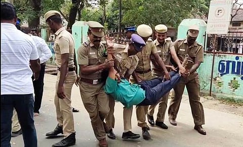 மயிலாடுதுறையில் மறியலில் ஈடுபட்ட தமிழ்நாடு அரசு ஊழியா் சங்கத்தினரை வலுக்கட்டாயமாக தூக்கிச் சென்ற போலீஸாா்.