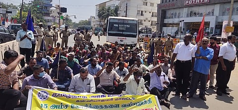 ஆட்சியா் அலுவலகம் முன்பு மறியலில் ஈடுபட்ட அரசு ஊழியா் சங்கத்தினா்.