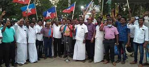 புதுக்கோட்டை அண்ணாசிலை அருகே ஆா்ப்பாட்டத்தில் ஈடுபட்ட விடுதலைச் சிறுத்தைகள் கட்சியினா்.