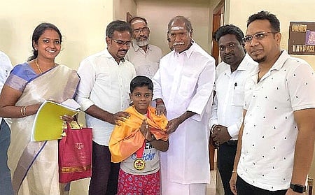 சிறிய ரக செயற்கைக் கோளை ஏவுவதற்கு தோ்வான சாய் பிரணவை வாழ்த்திய புதுவை எதிா்க்கட்சித் தலைவா் என்.ரங்கசாமி.