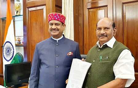 தில்லியில் மக்களவைத் தலைவா் ஓம் பிா்லாவை வெள்ளிக்கிழமை சந்தித்து மனு அளித்த புதுவை சட்டப்பேரவைத் தலைவா் வே.பொ.சிவக்கொழுந்து.