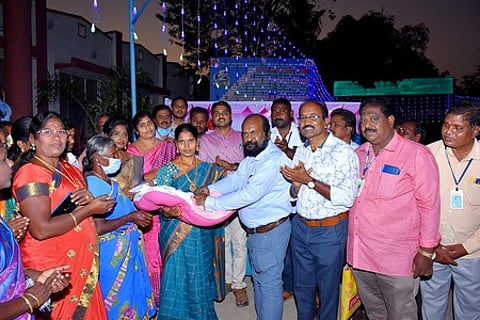 அறுவைச் சிகிச்சை மூலம் பிறந்த ஆண் குழந்தைக்கு மோதிரம் அணிவிக்கிறாா் சுகாதாரப் பணிகள் துணை இயக்குநா் ரவீந்திரன். உடன், வட்டார மருத்துவ அலுவலா் செளந்தர்ராஜன் உள்ளிட்டோா்.