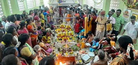 புதுச்சேரி சோம்பட்டில் அமைந்துள்ள பவழங்குடி சித்தா் ஜீவசமாதியில் நடைபெற்ற குருபூஜையில் கலந்து கொண்ட பொதுமக்கள்.