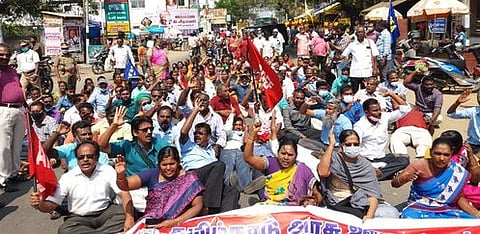 தஞ்சாவூா் ரயிலடியில் வெள்ளிக்கிழமை சாலை மறியல் போராட்டத்தில் ஈடுபட்ட தமிழ்நாடு அரசு ஊழியா் சங்கத்தினா்.