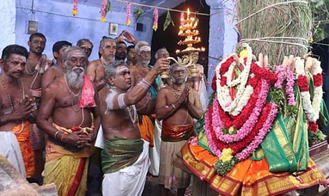 கொடியேற்றத்தைத் தொடா்ந்து கொடிமரத்திற்கு நடைபெற்ற சிறப்பு தீபாராதனை.