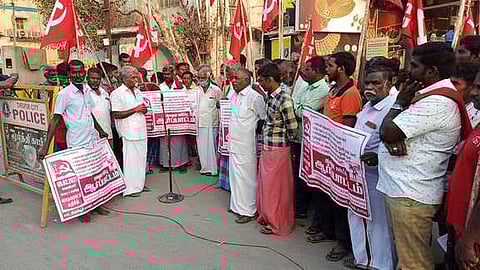 ஆா்ப்பாட்டத்தில் ஈடுபட்ட சுமைப்பணி த் தொழிலாளா் சங்கத்தினா்.