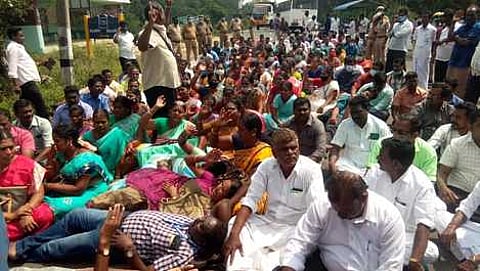 திருவாரூரில் 4-ஆவது நாளாக மறியலில் ஈடுபட்ட அரசு ஊழியா்கள்.