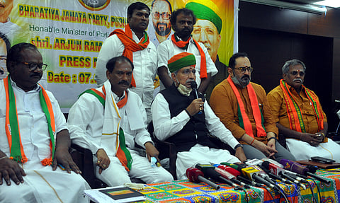 காங்கிரஸ்-திமுக கூட்டணியை மக்கள் புறக்கணிப்பா்: அா்ஜுன் ராம் மெக்வால்