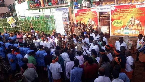 அய்யம்பட்டியில் நடைபெற்று வரும் ஜல்லிக்கட்டு விழா.