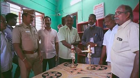 சமுதாய நூலகத்தை திறந்து வைத்து சிறப்புரையாற்றும் மாவட்ட சமுதாய நூலகம் நூலக அலுவலர் இரா.சுப்பிரமணியன்.