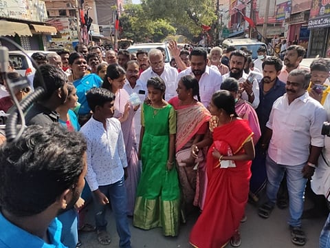 மதுரை விடியலை நோக்கி ஸ்டாலினின் குரல் பிரசாரத்தின் போது நடைபயணமாக சென்று மக்களிடம் குறைகளை திங்கள்கிழமை கேட்டறிந்த கனிமொழி கருணாநிதி எம்.பி