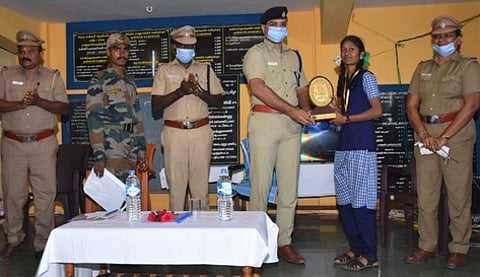 கருநாக்கமுத்தன்பட்டியில் நடைபெற்ற முப்பெரும் விழாவில் மாணவிக்கு பரிசு வழங்கிய மாவட்ட காவல் கண்காணிப்பாளா் இ.சாய்சரண் தேஜஸ்வி.