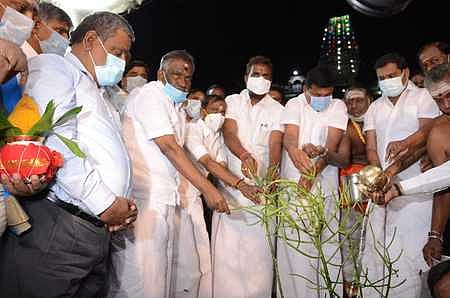 கோவை, மருதமலை கோயிலில் மின்தூக்கி அமைப்பதற்கான பணியை தொடங்கிவைக்கின்றனா் அமைச்சா்கள் எஸ்.பி.வேலுமணி, சேவூா் எஸ்.ராமச்சந்திரன். உடன், ஆட்சியா் கு.ராசாமணி உள்ளிட்டோா்.
