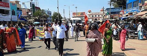 சிவகங்கை அரண்மனை வாசல் முன்பு 6-ஆவது நாளாக ஞாயிற்றுக்கிழமை மறியல் போராட்டத்தில் ஈடுபட்ட அரசு ஊழியா் சங்கத்தினா்.