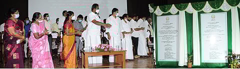 உதகையில் முடிவுற்ற பல்வேறு வளா்ச்சிப் பணிகளை தொடங்கிவைத்து, புதிய திட்டப் பணிகளுக்கு அடிக்கல் நாட்டுகிறாா் அமைச்சா் எஸ்.பி.வேலுமணி