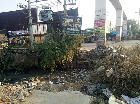 அருப்புக்கோட்டை புதிய பேருந்து நிலையத்தை ஒட்டி அமைந்துள்ள மழைநீா் ஓடைப் பாலத்தில் அடைத்துள்ள குப்பைகள்.