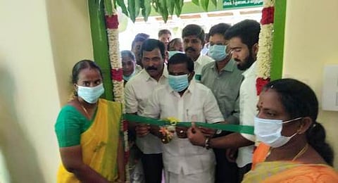 தொரவலூா் ஊராட்சியில் தமிழக அரசின் சிறு மருத்துவமனையை திறந்து வைக்கிறாா் சட்டப் பேரவை உறுப்பினா் கே.என்.விஜயகுமாா்.