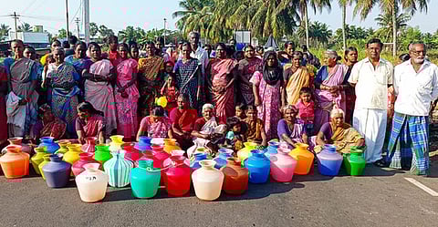 சாலை மறியலில் ஈடுபட்ட பொதுமக்கள்.