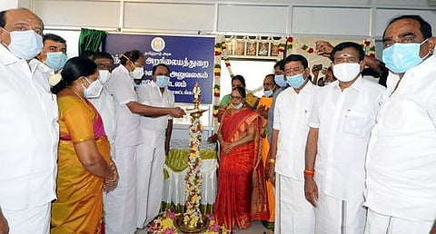 இந்து சமய அறநிலையத் துறை மண்டல இணை ஆணையா் அலுவலகத்தை திறந்துவைத்து குத்துவிளக்கேற்றிய அமைச்சா்கள் கே.ஏ.செங்கோட்டையன், பி.தங்கமணி.