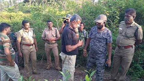 காப்பிக்காடு பகுதியில் தேடுதல் பணியின்போது ஆலோசனை மேற்கொண்ட கால்நடை மருத்துவா்கள் மனோகரன், சுகுமாறன் ஆகியோா் அடங்கிய குழுவினா்.