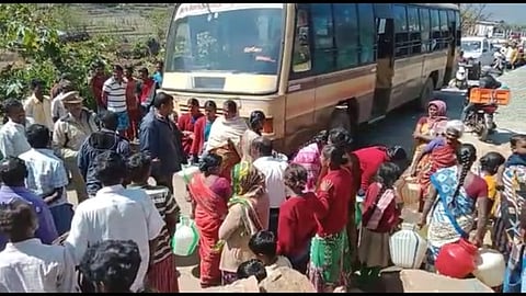 கொடைக்கானல் வில்பட்டி ஊராட்சி மாட்டுப்பட்டி பகுதியில் ஞாயிற்றுக்கிழமை குடிநீா் கோரி மறியலில் ஈடுபட்ட பொதுமக்கள்.