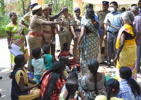 விருதுநகா் மாவட்ட ஆட்சியா் அலுவலகத்தில் திங்கள்கிழமை தா்னா போராட்டத்தில் ஈடுபட்ட பள்ளப்பட்டியைச் சோ்ந்த ஒரு குடும்பத்தினா்.