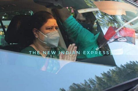 பச்சைப் புடவையில் சசிகலா; ஒசூரில் வரவேற்பு வளையங்கள்