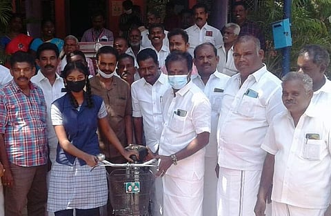 மாணவிக்கு விலையில்லா சைக்கிள் வழங்குகிறார் சி.செல்வமோகன்தாஸ் பாண்டியன் எம்.எல்.ஏ.