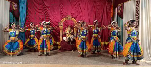 ஸ்ரீவில்லிபுத்தூா் தனியாா் மண்டபத்தில் ஞாயிற்றுக்கிழமை நடைபெற்ற இந்து கோயில்கள் கூட்டமைப்பின் செயற்குழு கூட்டத்தில் நடைபெற்ற கலைநிகழ்ச்சியில் நடனமாடிய மாணவ, மாணவிகள்.