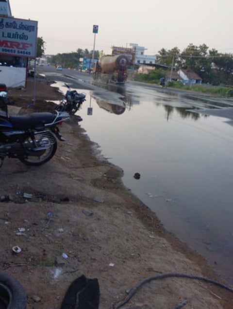 வெள்ளக்கோவில் - காங்கயம் சாலையில் வீணாகும் குடிநீா்