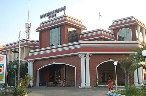 கடலூர் மாவட்ட ஆட்சியர் அலுவலகத்தின் முகப்புத் தோற்றம்