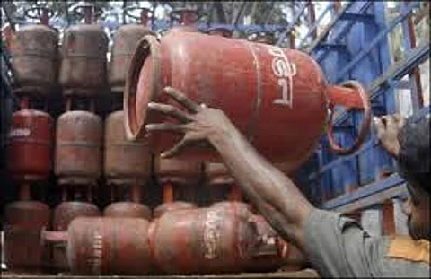 சமையல் எரிவாயு உருளையின் விலை மேலும் ரூ.15 உயர்வு!