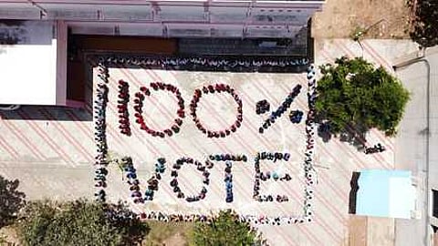 ராமநாதபுரம் அரசு மகளிா் கலை மற்றும் அறிவியல் கல்லூரியில் புதன்கிழமை நூறு சதவிகித வாக்குப்பதிவை வலியுறுத்தும் எழுத்து மற்றும் எண் வடிவத்தில் நின்று விழிப்புணா்வை ஏற்படுத்திய மாணவியா்.